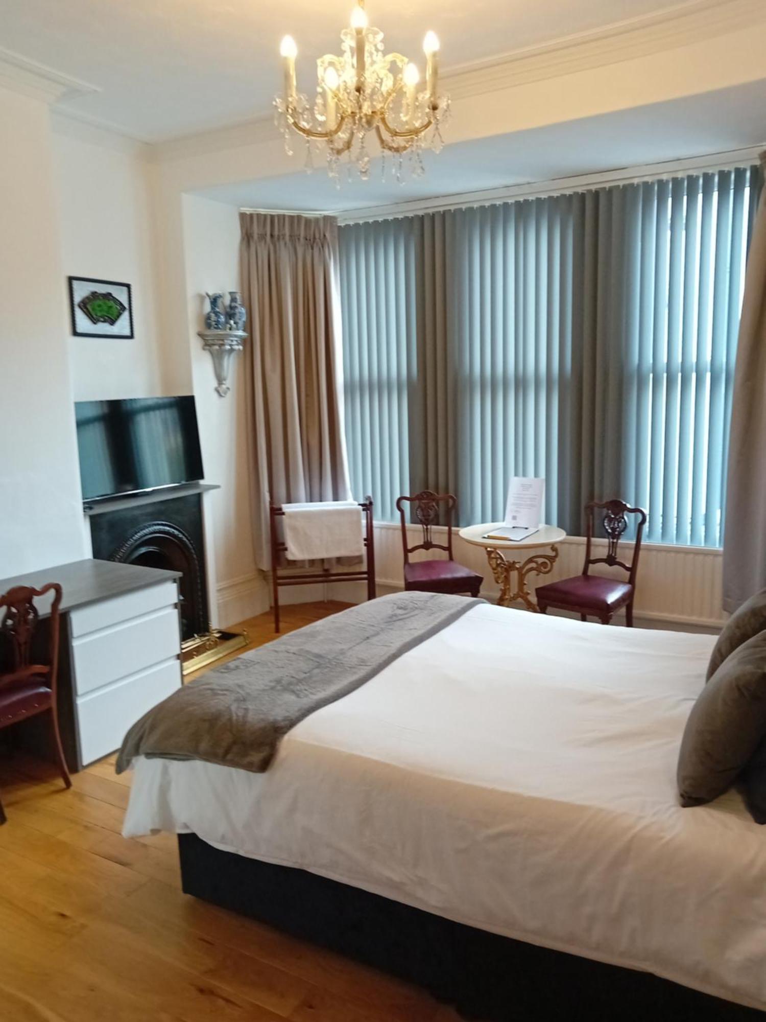 Bed and Breakfast Grosvenor House - Onsite Free Parking Ильфракомб Экстерьер фото